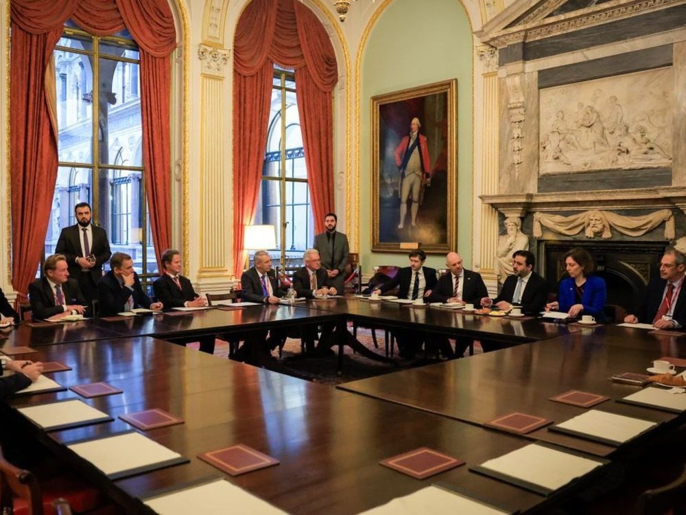 وزير الخارجية والمغتربين يلتقي رجال أعمال ومستثمرين بريطانيين