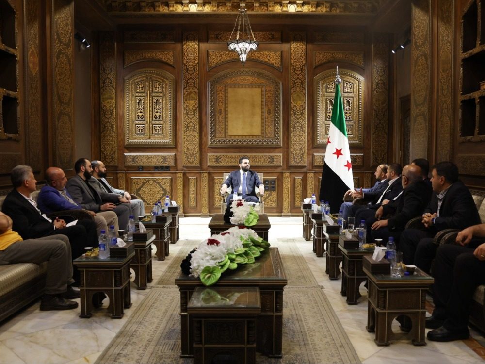 وزير الداخلية يبحث مع أعضاء من نقابة الصاغة وتجار الذهب سبل ضبط القطاع وتعزيز الحماية الأمنية