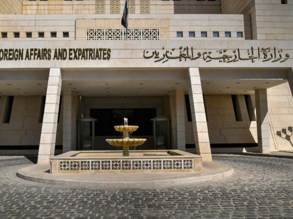 الخارجية تبدأ تصديق جوازات السفر للسوريين المغتربين مجاناً