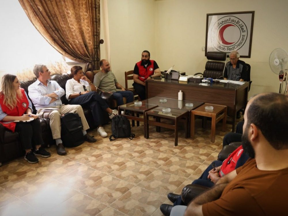 الهلال الأحمر والصليب الأحمر البريطاني يبحثان سبل دعم مراكز الإيواء في درعا