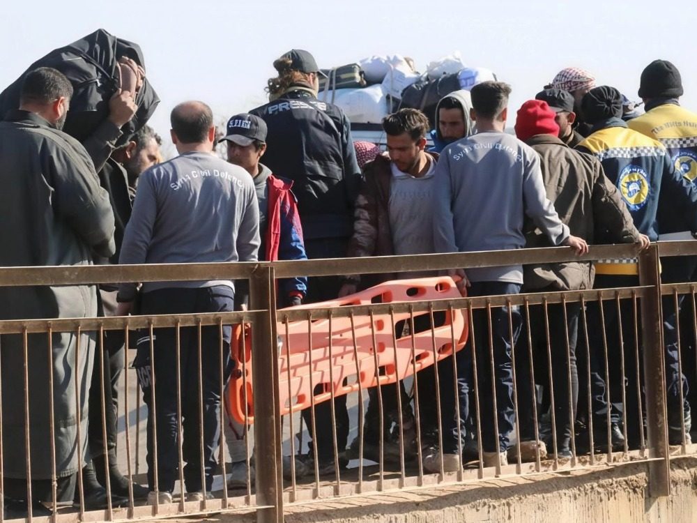 عبر طرق غير آمنة.. خروج أكثر من 4000 مدني من دير حافر حتى الآن