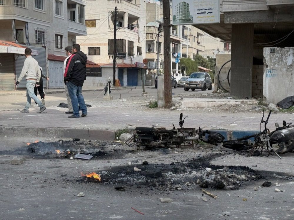 وفاة 3 أشخاص وإصابة 60 آخرين إثر اعتداءات مسلحة خلال احتجاجات اللاذقية