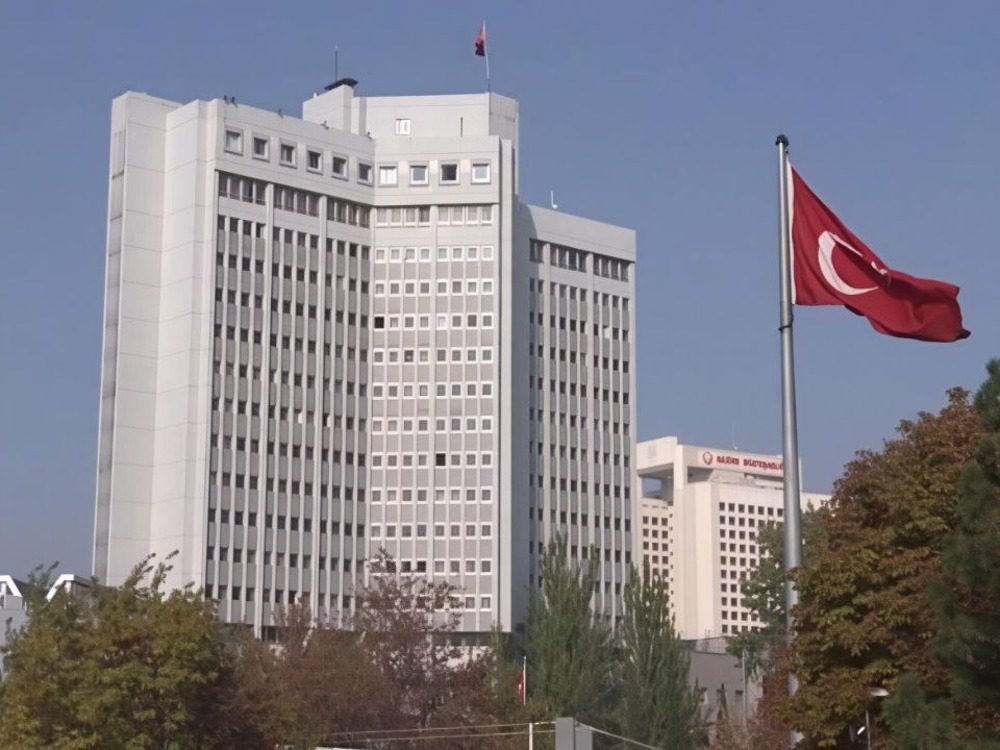 الخارجية التركية ترحب بقرار رفع العقوبات عن الرئيس الشرع ووزير الداخلية