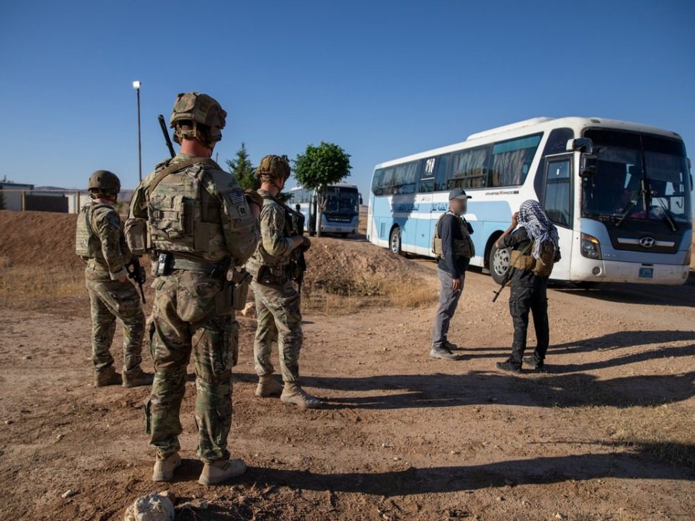 القيادة الأميركية تعلن انتهاء نقل محتجزي داعش من سوريا إلى العراق