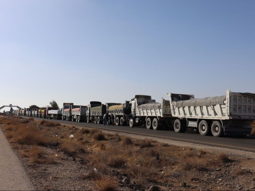 50 شاحنة غذاء ومواد بناء تدخل محافظة السويداء