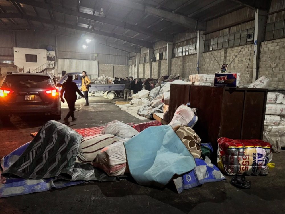 وصول قافلة مساعدات إنسانية مقدّمة من أهالي الرقة إلى الأسر المتضررة في سرمدا