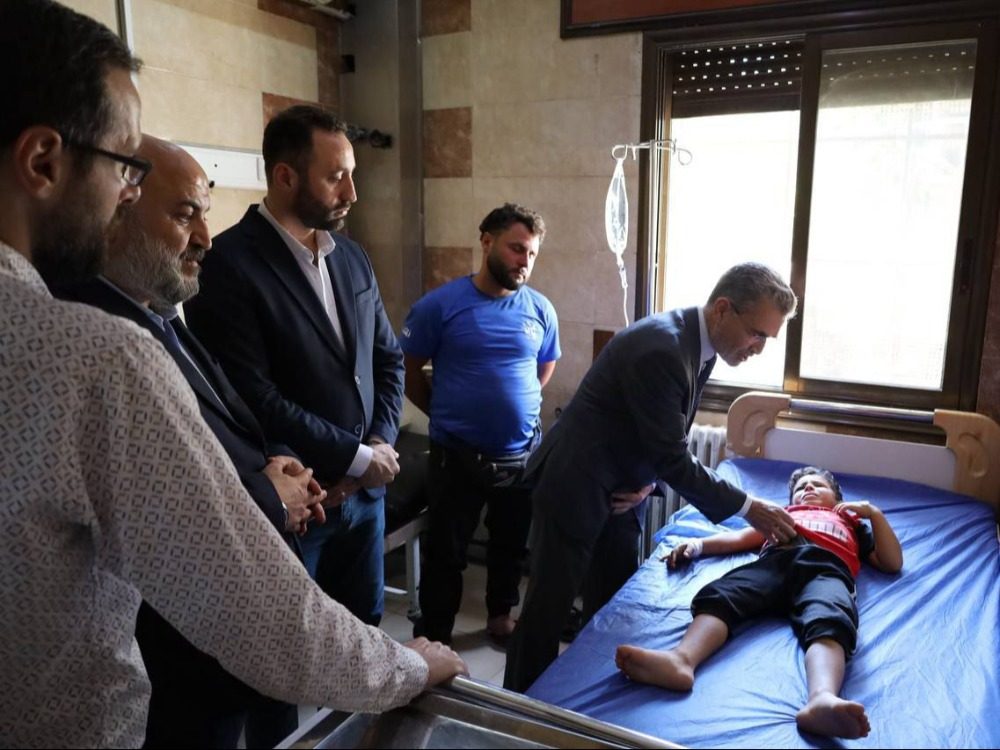 وفد رسمي من حلب يتابع الوضع الصحي لمصاب تفجير النيرب بمشفى الرازي