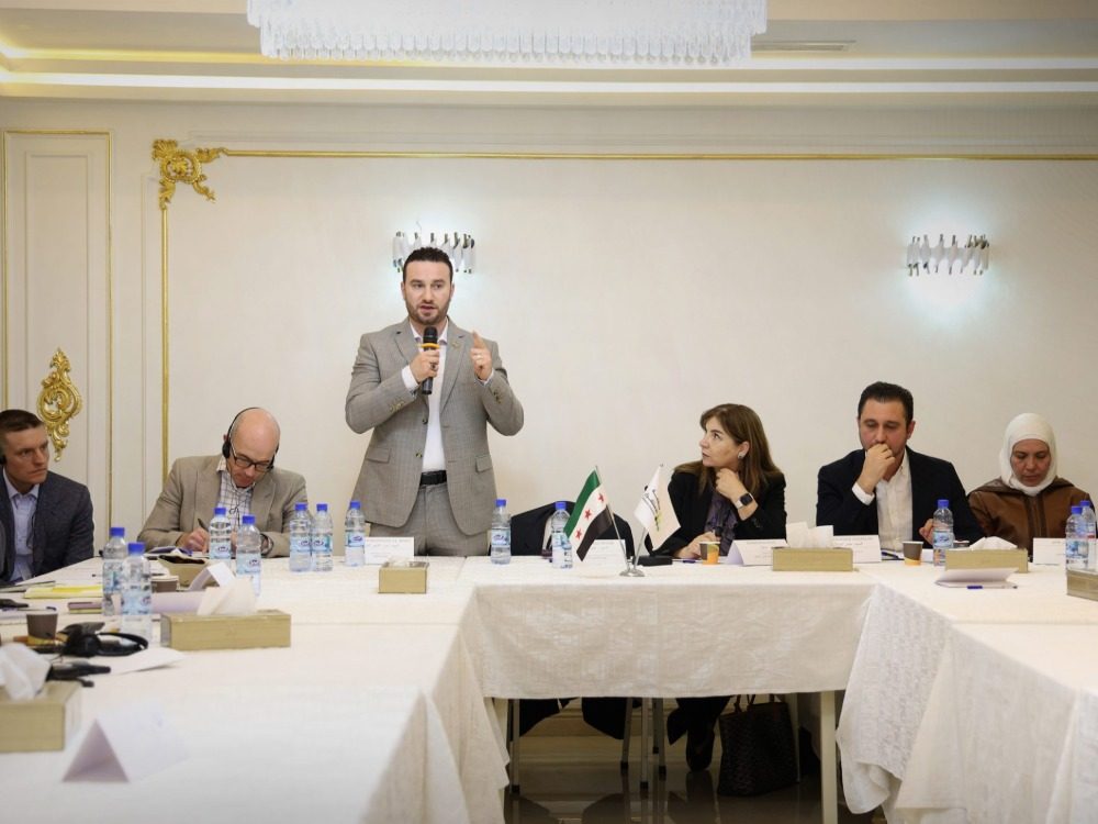 جلسة حوارية لإدماج العائلات الخارجة من مخيم الهول بريف الحسكة