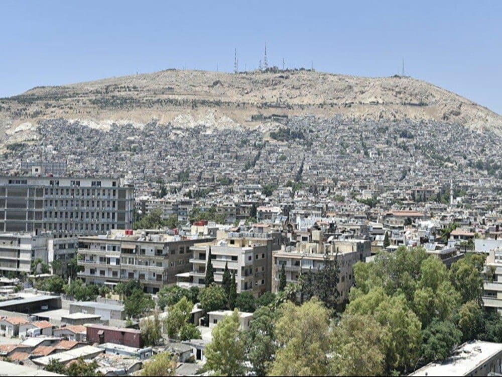 استقرار نسبي وارتفاع تدريجي في درجات الحرارة مع زخات أمطار محتملة وزيادة سرعة الرياح