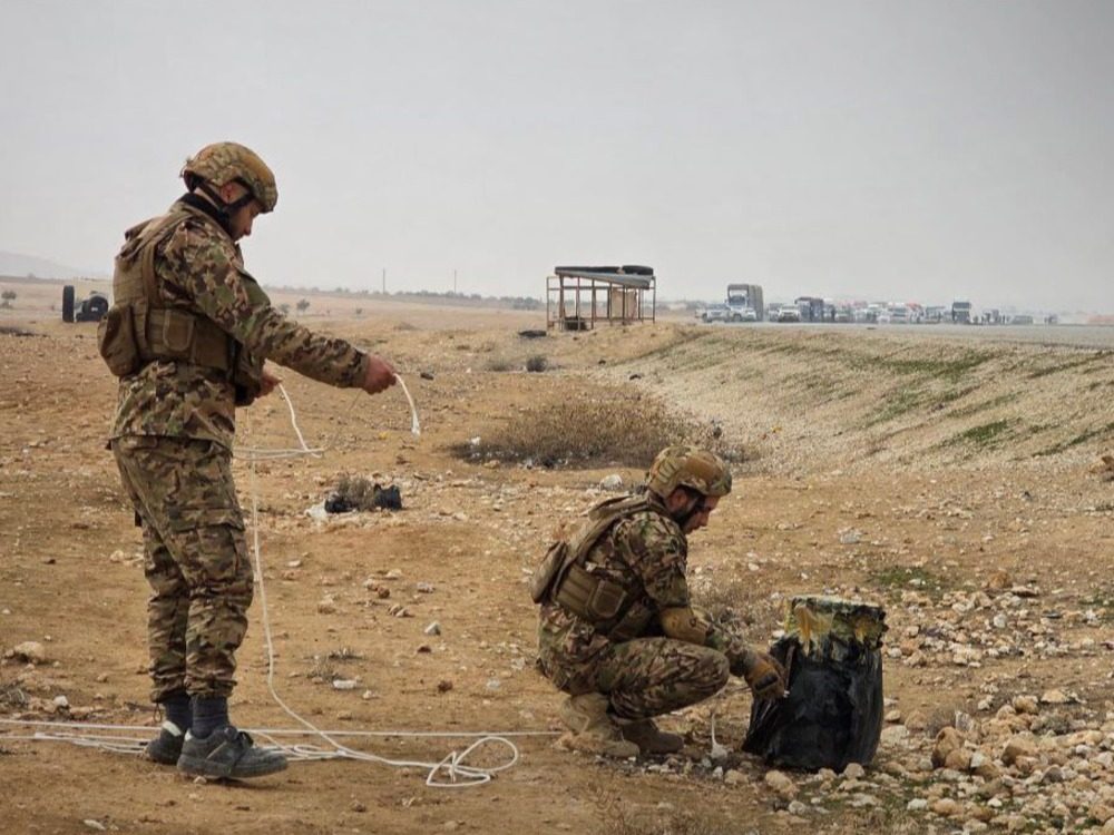 الجيش السوري يفكك كمية ضخمة من المتفجرات زرعها تنظيم قسد في طريق حلب – الرقة