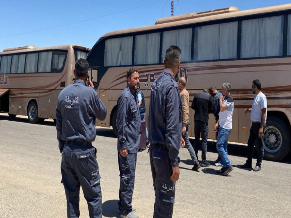 بعد تأمين الطريق.. محافظ السويداء يستقبل حافلات الطلبة العائدين من دمشق