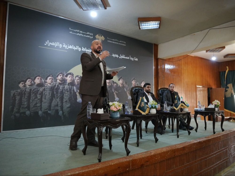 جلسة تنظيمية في وزارة الداخلية مع المنشقين للالتحاق بالخدمة