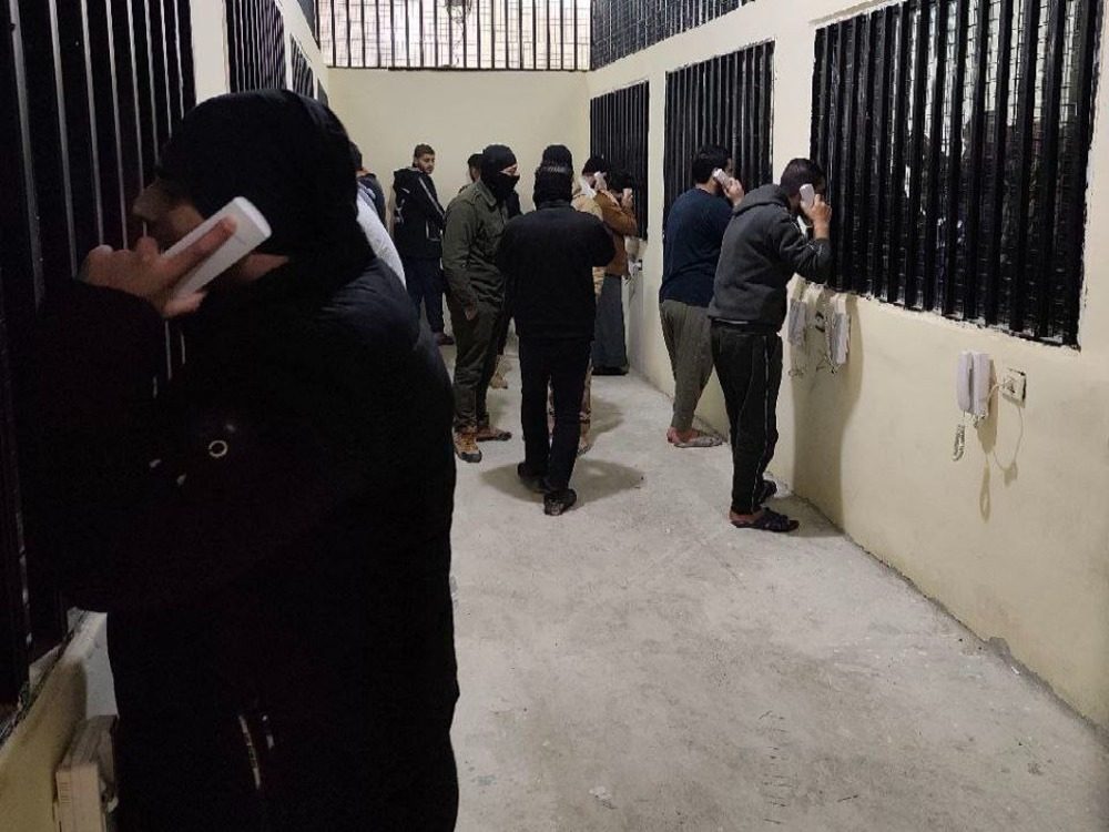 الداخلية تنظم زيارة لعدد من ذوي النزلاء في سجن الأقطان في الرقة