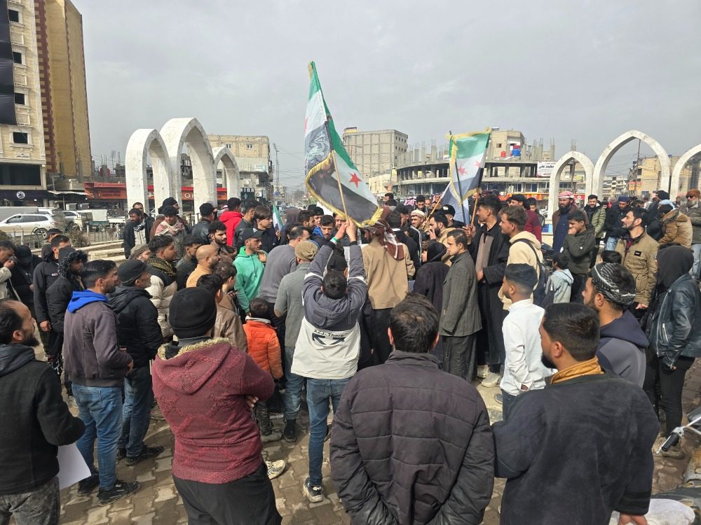 وقفة احتجاجية لأبناء قرى في تل أبيض تنديداً بانتهاكات قسد