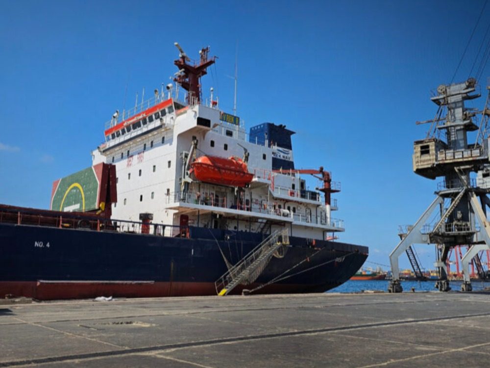 لدعم المخزون الاستراتيجي.. باخرة محمّلة بـ 23,500 طن من القمح تصل ميناء اللاذقية