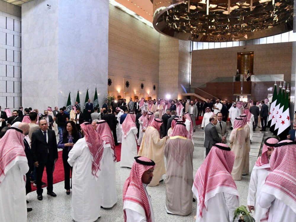 وصول وفد المستثمرين ورجال الأعمال السعوديين إلى قصر الشعب في دمشق