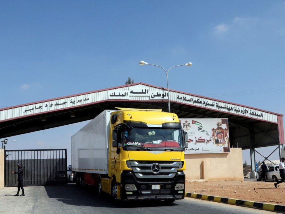 الأردن يخفض الرسوم على الشاحنات والبرادات السورية