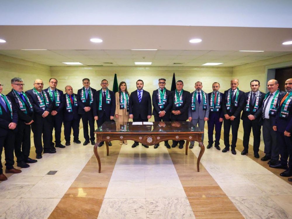 الوزير الشيباني يوقع قراراً بإعادة الدبلوماسيين المنشقين عن النظام البائد