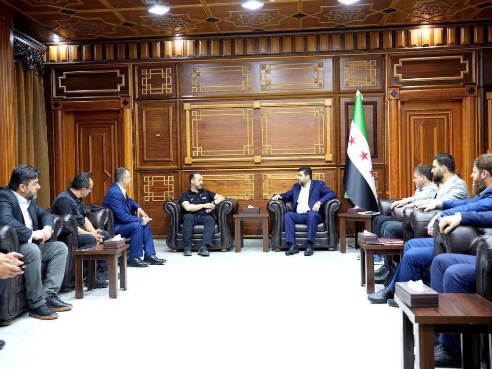 محافظ اللاذقية مع وفد من آفاد