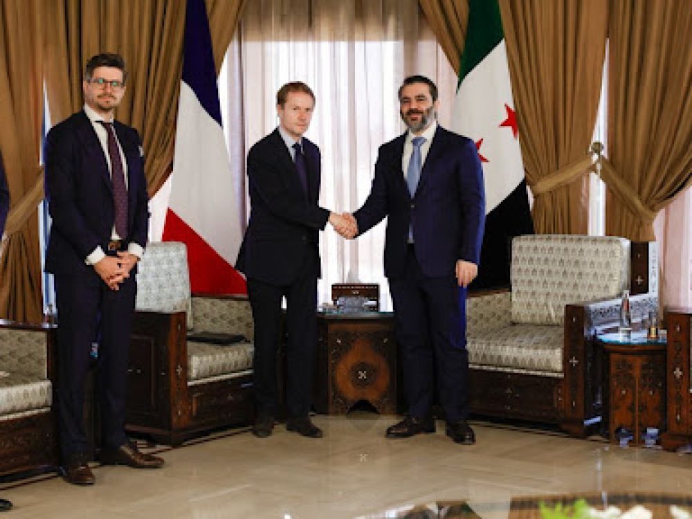 وزير الخارجية يبحث مع القائم بأعمال السفارة الفرنسية تعزيز التعاون بين البلدين